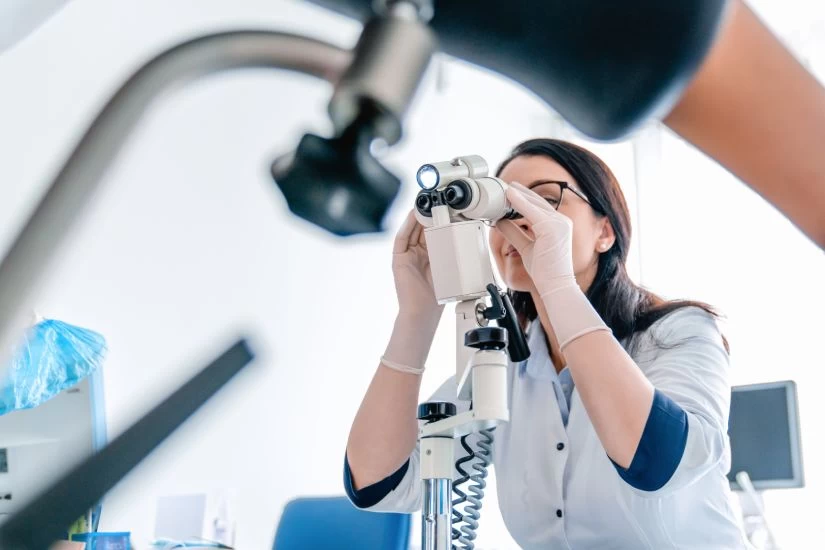 ginekolog posmatra hpv virus mikroskopom