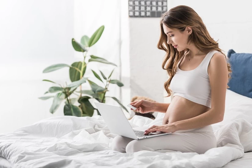 trudnica kuca na laptopu