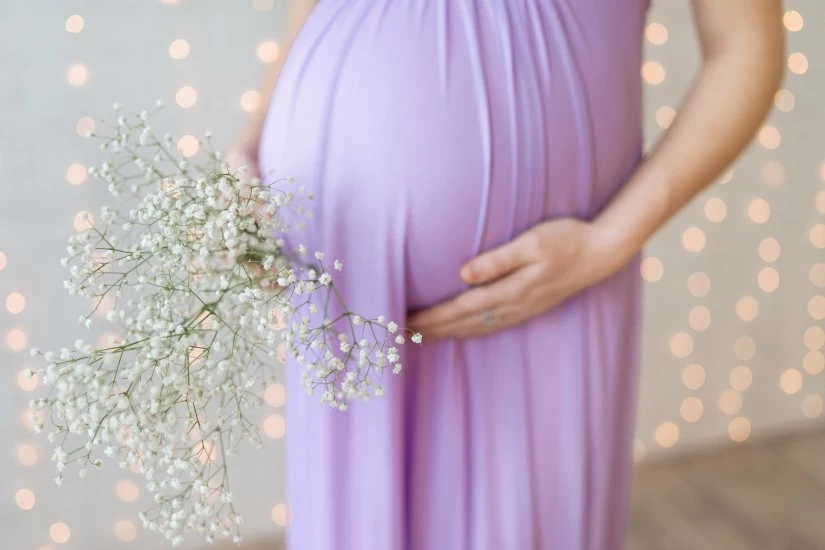 trudnica u ljubicastoj haljini